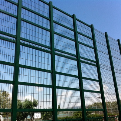Trabajos de instalación de fondos de porterías en campos de fútbol siete