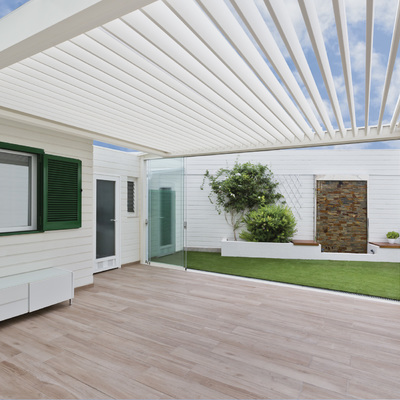 PÉRGOLA BIOCLIMÁTICA CON CERRAMIENTO DE CRISTAL