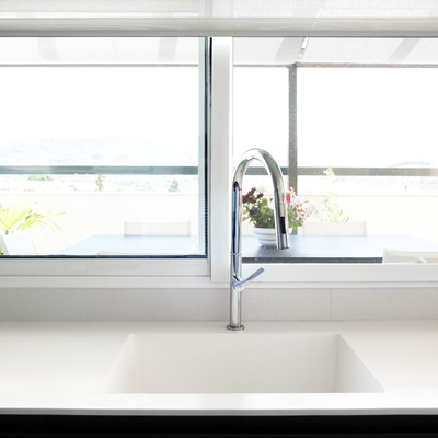 Cocina estilo nórdico con vistas al exterior