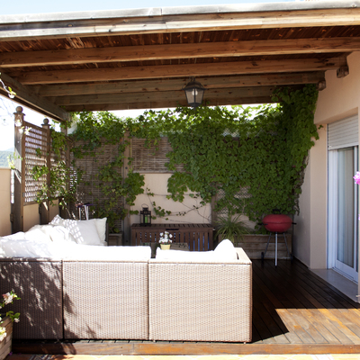 Terraza con pérgolas