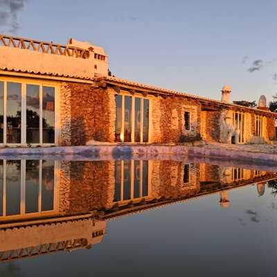 Arquitectura y exterior en equilibrio: piedra, luz y agua