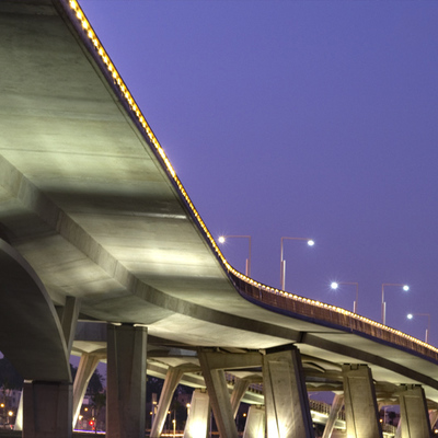 Iluminación del puente Moulay Hassan en Rabat, Marruecos