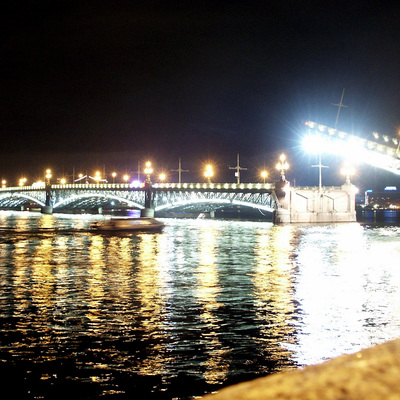 Iluminación del puente Trotsky en San Petersburgo, Rusia
