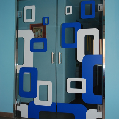 Puerta abatible de vidrio