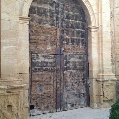 RESTAURACION PUERTA ATACADA POR TERMITAS SUBTERRANEAS