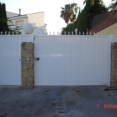 Puerta chapa pegaso con flechas