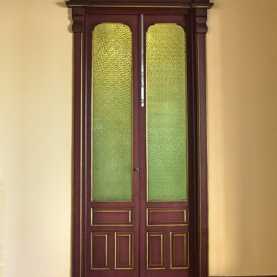 Puerta con dos hojas y cristalera