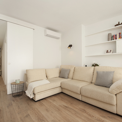 Puerta corredera abierta en el salón