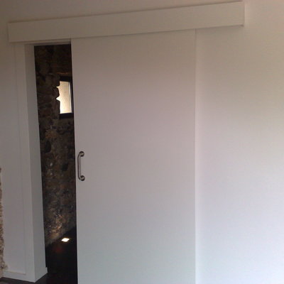 Puerta corredera con galería