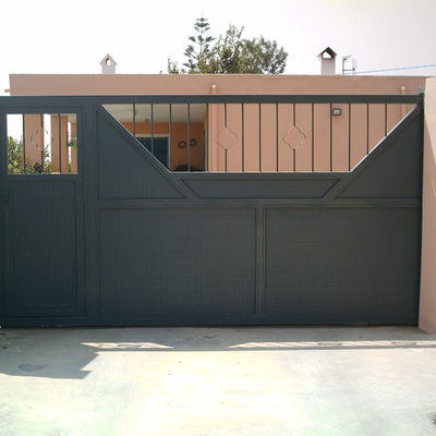 Puerta Corredera con Lateral Peatonal