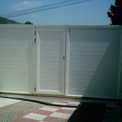 Puerta corredera de garaje en aluminio autoportante