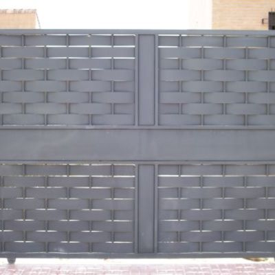 Puerta corredera en chapa entrelazada