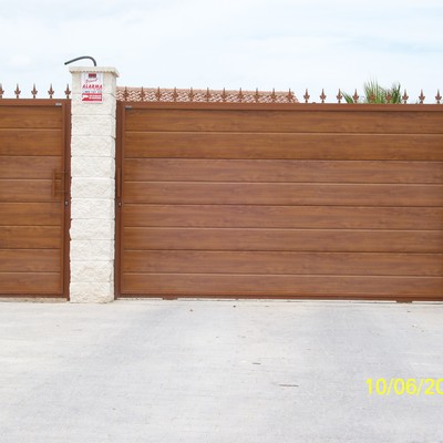 Puerta corredera en chapa sandwich