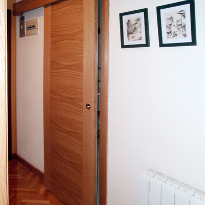 Puerta corredera en roble.