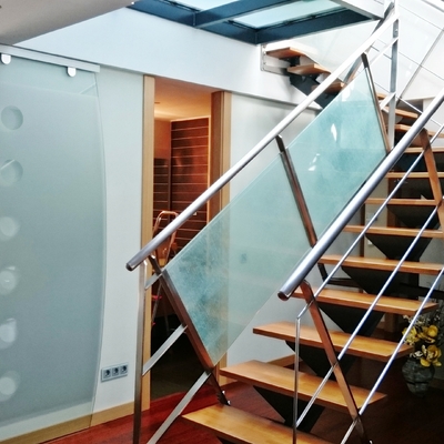 Puerta corredera minimalista ,con vinilo Circulos  ,Cristales  escalera Seda Japones 