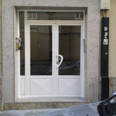 Puerta de entrada a edificio de viviendas