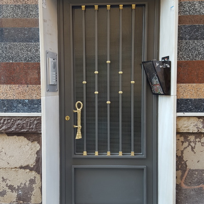 Puerta entrada de comunidad