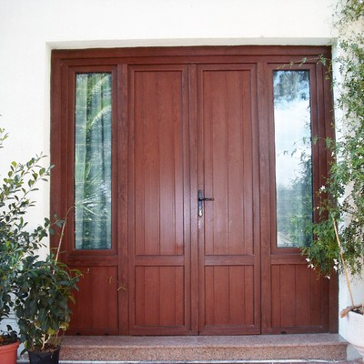 Puerta de entrada de PVC en nogal