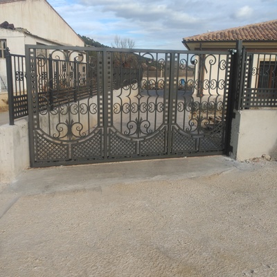 Puerta de forja automatizada en todo forja