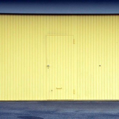 puerta de garaje de aluminio amarilla