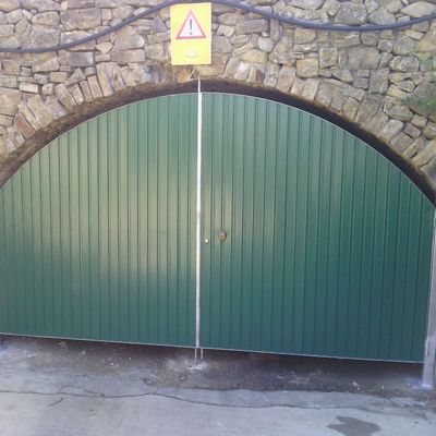 Puerta metálica en túnel