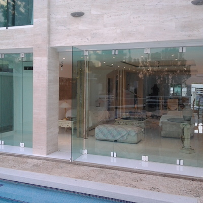 Fabricacion e Instalacion de puerta plegable de cristal y barandilla de cristal