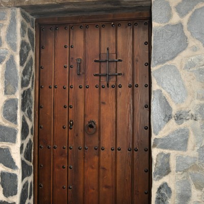 Puerta rústica. Clavos y demás herrajes de hierro forjado artesanal o de bronce