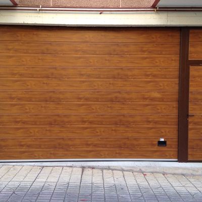 puerta seccional con peatonal, imitación madera