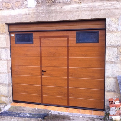 puerta seccional con peatonal, imitación madera
