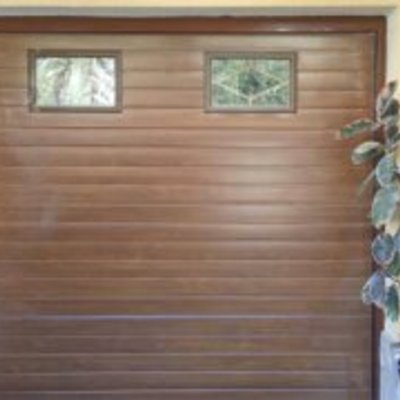 Puerta seccional con visores en imitacion madera