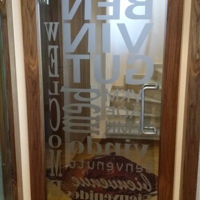 Puerta templada serigrafiada en Barcelona