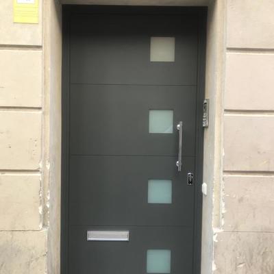 INSTALACIÓN DE PUERTA DE COMUNIDAD