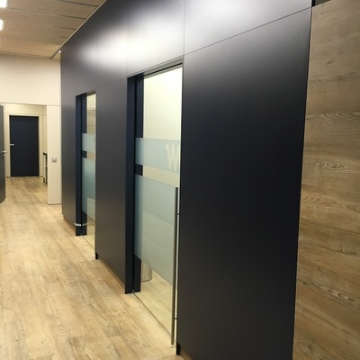 Puertas correderas integradas dentro de la pared