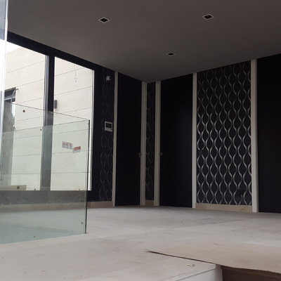 puertas lacadas en negro con bisagra oculta