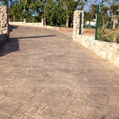 Hormigon impreso para una entrada en rampa para Masia en Tarragona