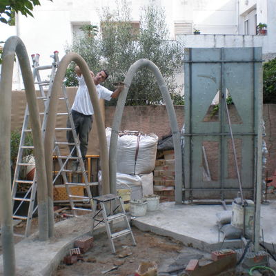 Plaza Modernista Con Arcos Elípticos