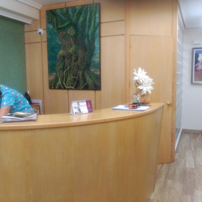 Lacado en blanco y azul mate de recepcion