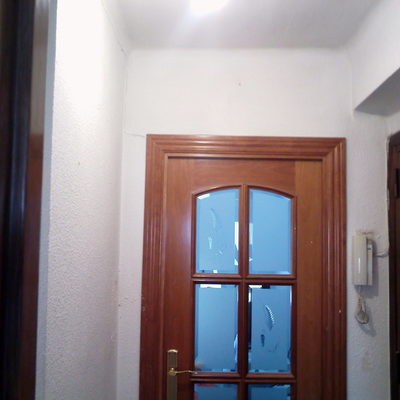 Recibidor paredes tratadas y pintadas
