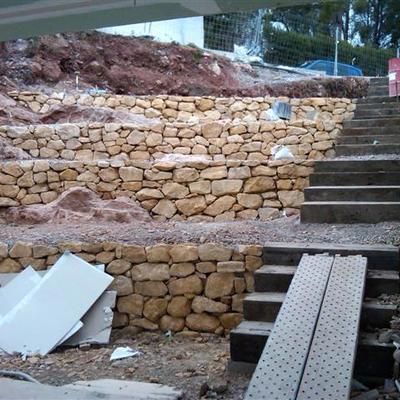 Reconversion de una loma en zona para ajardinar y escalera de acceso 