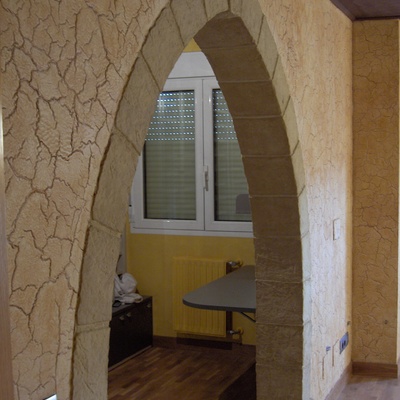 Recreación de arco apuntado y de pintura vieja o agrietada sobre pladur.
