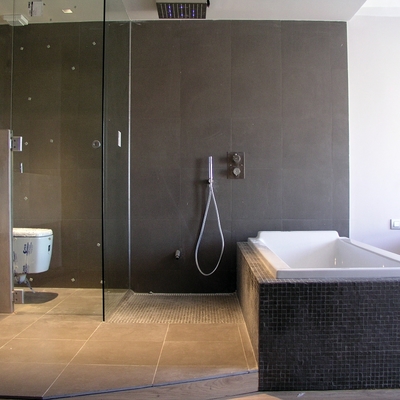 Reforma baño en Barcelona: inodoro aislado por mampara