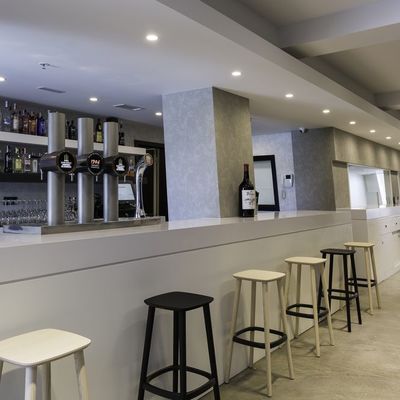 REFORMA BRINGANTIUM LOUNGE EN SANTA CRISTINA (OLEIROS)