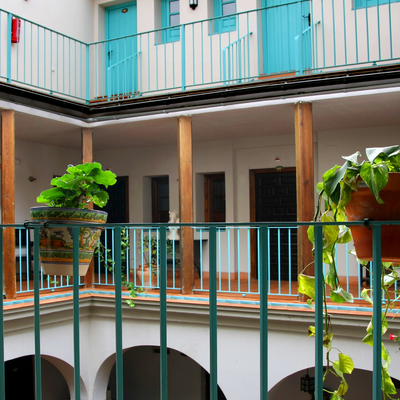 Reforma casa patio para Hostal