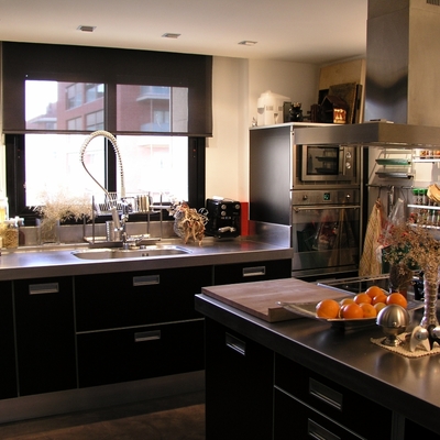 Reforma cocina en Barcelona: contraste negro inox
