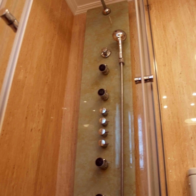 Reforma con columna de hidromasaje decorativa en Zaragoza