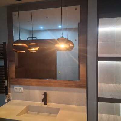 Reforma de Baño de estilo moderno y elegante, con líneas limpias y materiales naturales.