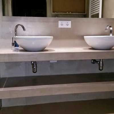Reforma de bany modern amb microciment
