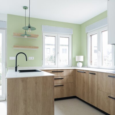 Madera, negro y verde suave: el nuevo lenguaje de este hogar