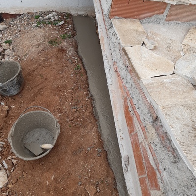 Construcciones varias en jardín