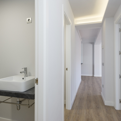 Pasillo y Baño de estilo moderno con iluminación LED en el techo